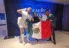 México obtiene el oro en el Campeonato Mundial de Karoke, con Luis Villanueva y Diego Mendoza Martínez como dúo ganador Luis Villanueva and Diego Mendoza Martínez (Diego Suzuki), with KWC Mexico Director Yudi Villamonte.