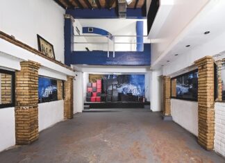 1982: Los Balcones, el primer bar gay de Vallarta, hace su debut En 1982, una joven lesbiana llamada Vicky Macedo hizo historia. Convirtió la casa de su familia, donde se había criado en Juárez 182, Centro, en el primer bar abiertamente gay de Puerto Vallarta. Los Balcones, en inglés, the balconies, tenía cinco balcones, todos con una vista increíble de las calles de abajo. Dos daban a la calle Libertad y tres daban a la concurrida calle Juárez.