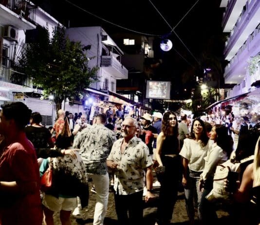 Una Fiesta Vibrante: Fin de Año en Puerto Vallarta 2023 Olas Altas in Zona Romantica turns into a big street party on New Year's Eve. This is a photo from the 2022/2023 NYE Celebration. Photo by Oscar Almeida.
