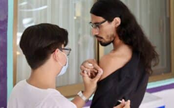 ISSTE y grupos LGBT aplican más de mil vacunas en Hotel Mercurio More than 1,000 vaccines were administered at the daylong vaccination event at Hotel Mercurio. Photo by Oscar Almeida.