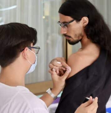 ISSTE y grupos LGBT aplican más de mil vacunas en Hotel Mercurio More than 1,000 vaccines were administered at the daylong vaccination event at Hotel Mercurio. Photo by Oscar Almeida.