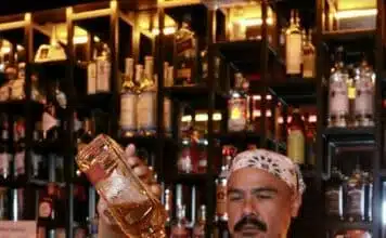 Los bares de Puerto Vallarta ofrecen la hora feliz de verano studs mixer