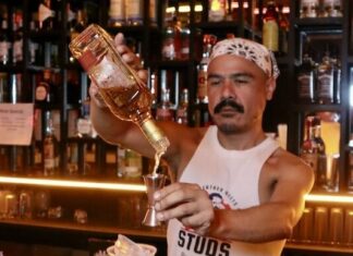 Los bares de Puerto Vallarta ofrecen la hora feliz de verano studs mixer