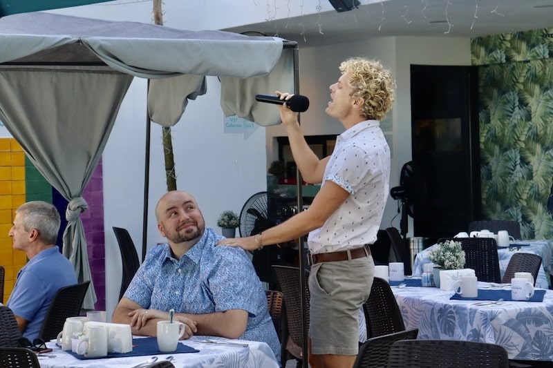 Steven Retchless cantando en el Brunch del Sábado Clásico de Casa Cupula. Foto de Oscar Almeida. 