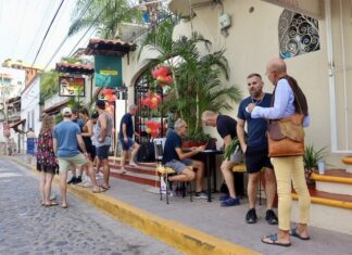 The Porch sirve el desayuno con un toque del encanto de Puerto Vallarta El Café del Porche