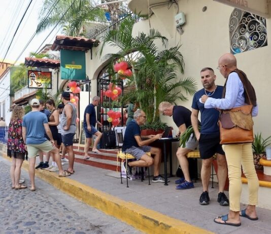 The Porch sirve el desayuno con un toque del encanto de Puerto Vallarta El Café del Porche