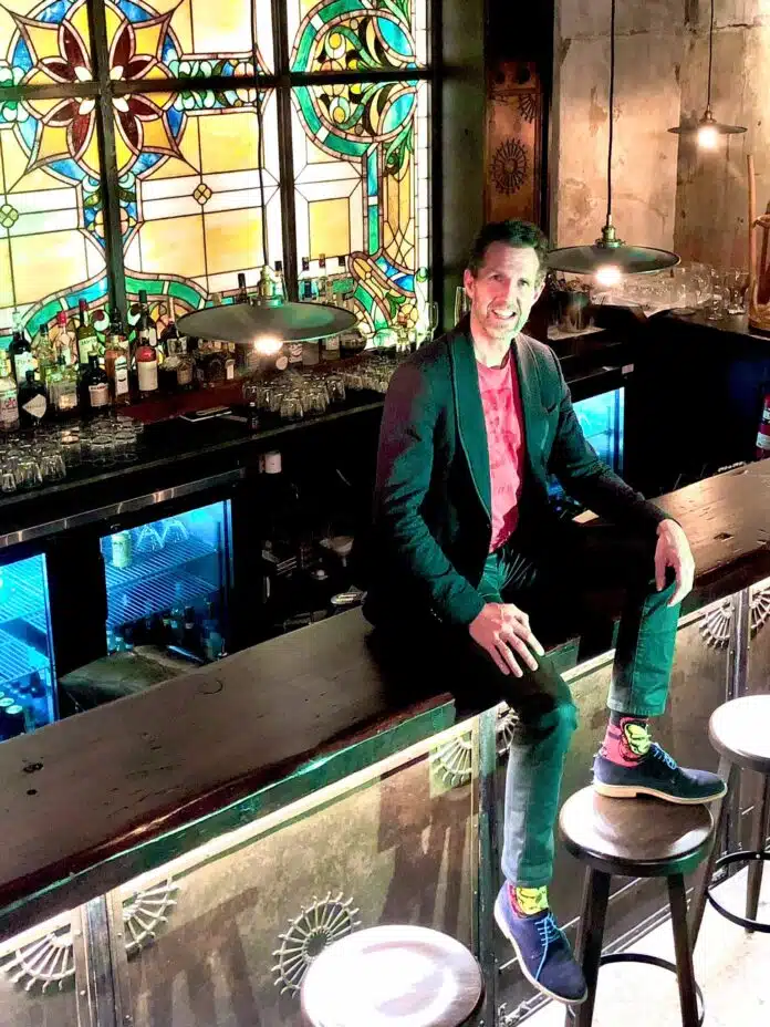 Las Terrazas: Donde confluyen comunidad, innovación y filantropía Al Carswell, Las Terrazas founder, in one of his Canadian establishments. Photo provided.