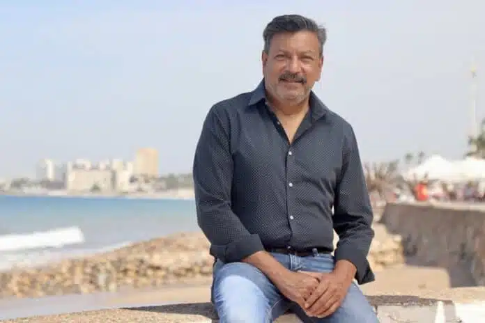 Finding Danyaal ofrece una cautivadora historia de amor; el viaje de la autora inspira admiración Zia Ahmad, an author whose life story transcends the pages of his novels, lives full time in Puerto Vallarta, Mexico. Photo by Oscar Almeida.