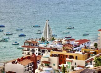 Los turistas mexicanos impulsan un verano récord para Puerto Vallarta Perched high above Puerto Vallarta’s famous Los Muertos Beach with a breathtaking view of the entire Bay of Banderas sits a newly christened gem on the Mexican Pacific named Las Villas. Photo by Oscar Almeida.
