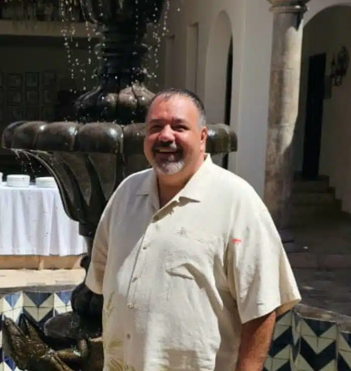 El Centro Comunitario Gay+ de Vallarta nombra a Pedro López director ejecutivo Pedro Lopez is the first-ever executive director of the Vallarta Gay+ Community Center. He is a nurse and received his education from Mt. San Antonio College in Walnut, California. He has over 30 years of experience working with the community in mental health settings, with the last 20 years in senior leadership and executive management positions.