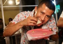 El nuevo recorrido «Fiesta de la comida callejera» lleva a los amantes de la gastronomía a un delicioso viaje por Puerto Vallarta Augustine enjoys a taco on the new Vallarta Eats Street Food Fiesta. Photo by Oscar Almeida.