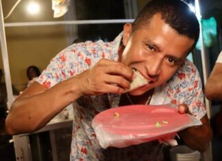 El nuevo recorrido «Fiesta de la comida callejera» lleva a los amantes de la gastronomía a un delicioso viaje por Puerto Vallarta Augustine enjoys a taco on the new Vallarta Eats Street Food Fiesta. Photo by Oscar Almeida.