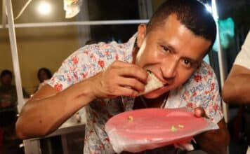 El nuevo recorrido «Fiesta de la comida callejera» lleva a los amantes de la gastronomía a un delicioso viaje por Puerto Vallarta Augustine enjoys a taco on the new Vallarta Eats Street Food Fiesta. Photo by Oscar Almeida.