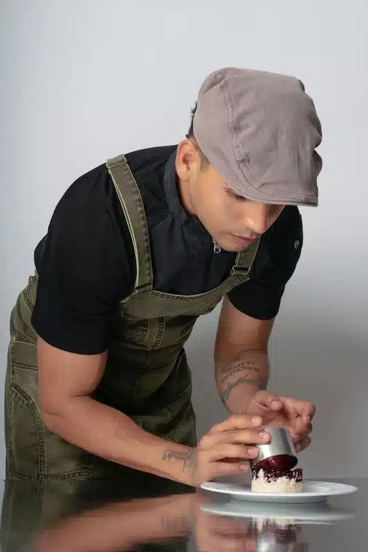 Liberando la creatividad, la experiencia gastronómica privada del chef Roman Ventura sorprende a los clientes Born in Mascota, Jalisco, Chef Roman Ventura, is celebrating his 10th year in the food business in Puerto Vallarta.