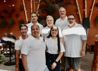 El Centro Comunitario Gay+ de Vallarta celebra un acto de agradecimiento a los donantes The board of directors for the Vallarta Gay+ Community Center includes (left to right) Mikel Alvarez, treasurer;
Dr. Ashlee Hernandez Castellón (medical director); Pedro Lopez, executive director; (second row) Matt Karimi, chair of fundraising; Jet De La Isla, communications chair; Don Pickens, president; Mike Owens, secretary. Photo by Oscar Almeida.