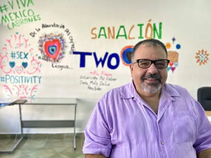 De Intervención en Crisis a Campeón de la Comunidad, Pedro López vuelve a sus raíces para dirigir el Refugio LGBTQ+ Pedro López is the new executive director at the Vallarta Gay+ Community Center. Photo by Oscar Almeida.