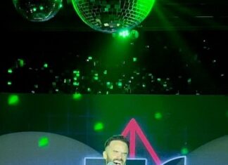 Sube el telón del éxito: El Palm Cabaret gana como local de espectáculos favorito en los Premios We Are PV The Palm
