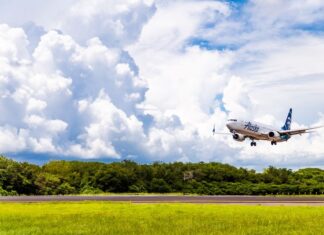 Alaska Airlines añade vuelos directos desde Nueva York, Sacramento, Kansas City y San Luis a Puerto Vallarta Alaska Airlines Plane Landing