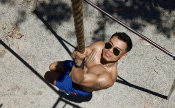 El Grupo de Calistenia Inclusiva, Barras LGBT Vallarta, quiere que te unas Chaka Of Paradise Photographed at the chalistenics space in the stadium by Oscar Almeida