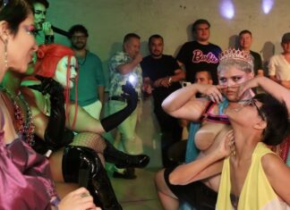 Mexa Machxs Kiki Ball Lleva la Extravagancia de Salón a Beefcakes Saturday, July 13th, Beefcakes will host “Mexa Machxs Kiki Ball” to challenge heteronormative masculinity with a display of outfits inspired by the classic Mexican macho. The event starts at 8 pm, with a cover charge of 120 pesos. Photo from a previous ballroom event. Photo by Oscar Almeida
