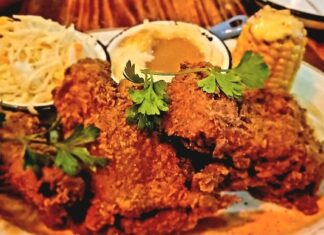 Encontrar consuelo en sabores familiares: Joe Jack’s Fish Shack satisface mi antojo de pollo frito Joe Jack's Fish Shack Fried Chicken. Photo by Zia Ahmad.