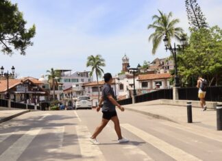 Navegando el Proceso de Cierre para Condominios y Casas en Preventa His new firm, Poncho Davalos Real Estate, opened in the summer of 2024. He’s excited to be building his own business. Photo by Oscar Almeida