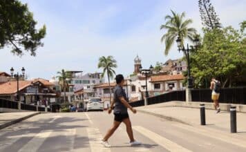 Navegando el Proceso de Cierre para Condominios y Casas en Preventa His new firm, Poncho Davalos Real Estate, opened in the summer of 2024. He’s excited to be building his own business. Photo by Oscar Almeida