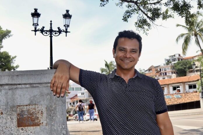 Su nueva empresa, Poncho Davalos Real Estate, abrió sus puertas en el verano de 2024. Está encantado de estar creando su propio negocio. Foto de Oscar Almeida  