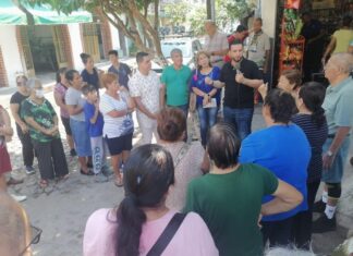 El Presidente Municipal Electo Munguía Aborda Preocupaciones en el Barrio Emiliano Zapata Puerto Vallarta’s newly elected mayor, Luis Ernesto Munguía González, made a return visit to the heart of the city this week to address the pressing issues facing its residents. Photo via Munguia's Facebook page.