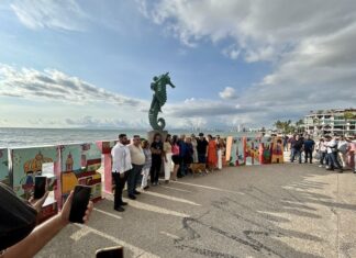 La Hija del Artista Restaura las Icónicas Letras de Puerto Vallarta de su Padre The newly refurbished letters that spell out Puerto Vallarta at the unveiling ceremony on Wednesday, August 7, 2024. Photo by Oscar Almeida.