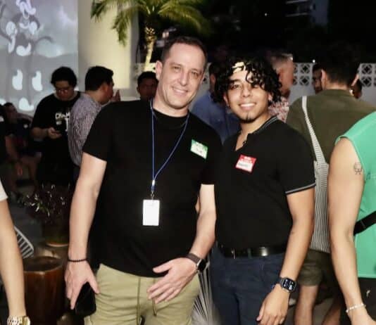 El Gay Mixer en Cuale Condo Hotel reúne a la comunidad The hosts of the Gay Mixer at the Cuale Condo Hotel were Jacob (left) and Alberto. Photo by Oscar Almeida