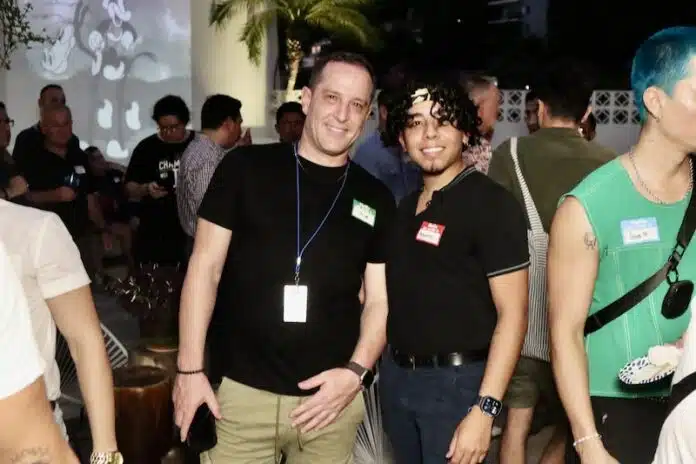 El Gay Mixer en Cuale Condo Hotel reúne a la comunidad The hosts of the Gay Mixer at the Cuale Condo Hotel were Jacob (left) and Alberto. Photo by Oscar Almeida