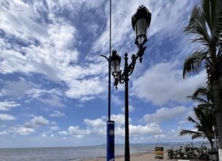 Nuevos postes de Alerta Azul proporcionan línea directa al Centro de Emergencias blue alerta pole puerto vallarta