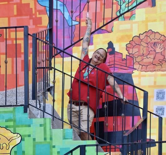 El artista local Danyol León (Tamale) dio vida a su visión en el enorme lienzo, incorporando puntos de referencia icónicos de Puerto Vallarta en un vibrante mural.