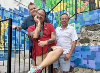 Escaleras de Amapas Revitalizadas con un Impresionante Mural (Left to right) Standing on the newly renovated and painted Amapas Stars are Gary Green, Danyol León and Will Murdoch. Photo by Oscar Almeida.