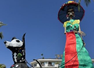 Las Celebraciones del Día de los Muertos Atraen a Grandes Multitudes a Puerto Vallarta The world's tallest Catrina and her dog in the 2024 Puerto Vallarta Day of the Dead celebration.