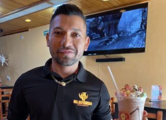 MR. Exprimido Ofrece un Toque Refrescante en la Escena de Bebidas de Puerto Vallarta Lorenzo Antonio Marín de Dios is the owner of MR. EXPRIMIDO. Photo by Jerry Jones
