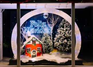 El Globo de Nieve Navideño de PVRPV: Listo para Instagram, una Exhibición Invernal que Debe Ver This NYC style Christmas window has made a return to PVRPV for the third annual installation. This years theme “Holiday Snowglobe”. Designer Jamie Alexander &
stylist Joshua Breau have recreated a childhood memory in all of us.