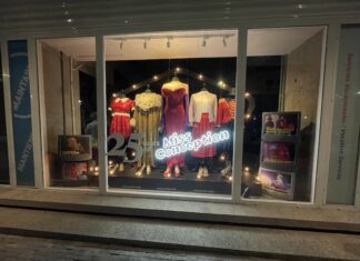 Una exhibición al estilo de la ciudad de Nueva York en Puerto Vallarta: Celebrando 25 años de Miss Conception pvrpv window miss conception 2