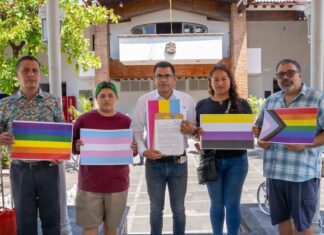 Activistas desafían al Ayuntamiento por premio de derechos humanos city council fraud protest