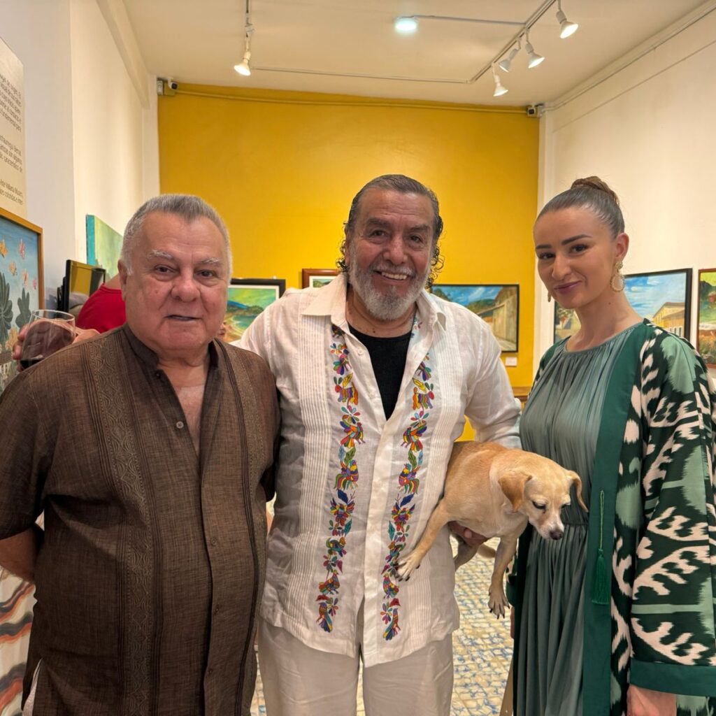 Armando Mafud, diseñador mexicano de renombre internacional, artista mexicano y propietario de Galería Fábrica de Sueños, Javier Niño y Anna Gurayevskaya modelan para Armando Mafud.
