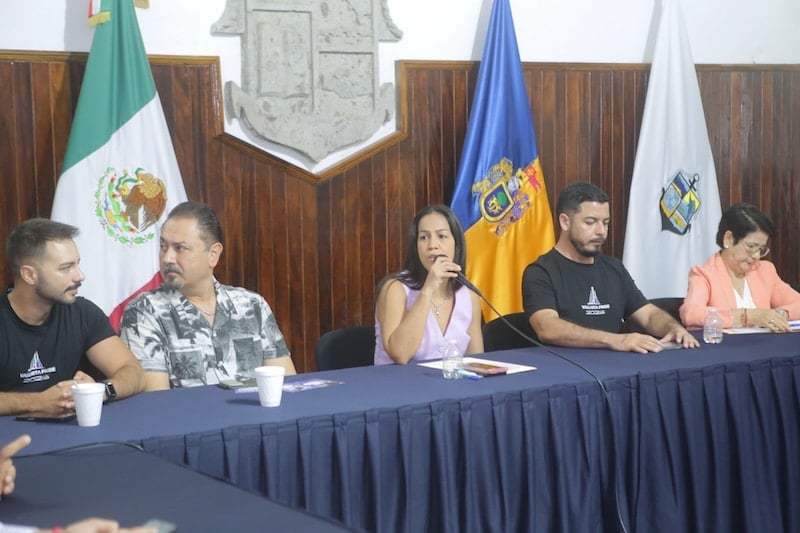 La concejala Melissa Madero, jefa de la Comisión de Servicios Turísticos y Relaciones con los Visitantes, presidió la reunión donde se discutieron los detalles de los más de 20 eventos públicos y privados planificados a lo largo de la semana.