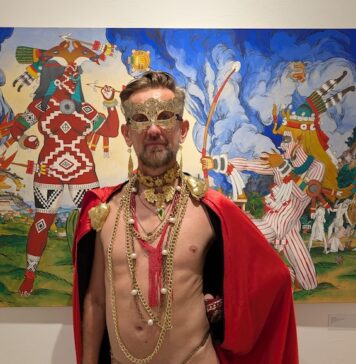 Arte Vallarta revela exposiciones de d’Eon, Amatlapalli y Jones Felix d'Eon. Posing in front of the amazing art created as Chicome Itzcuintli Amatlapalli..jpeg