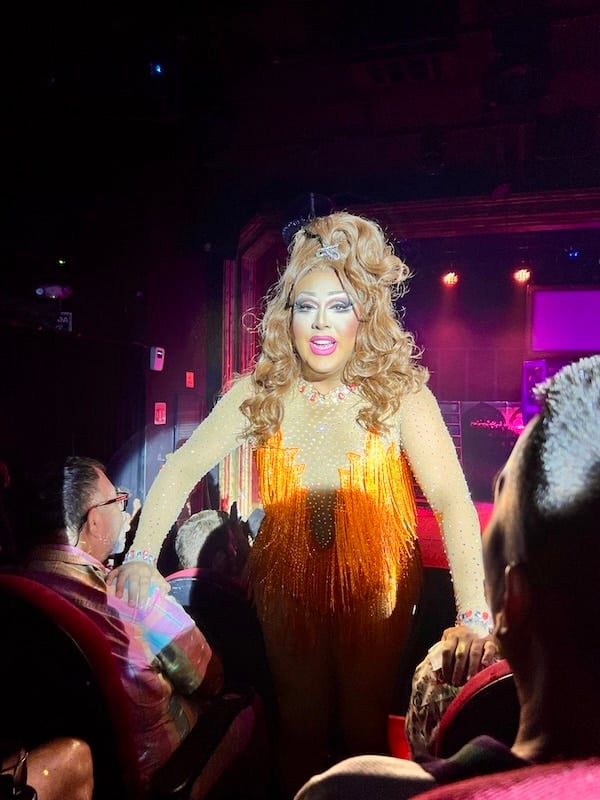 La velada fue conducida por Alexis Mateo, una superestrella de RuPaul's Drag Race, quien estableció el tono de la noche.