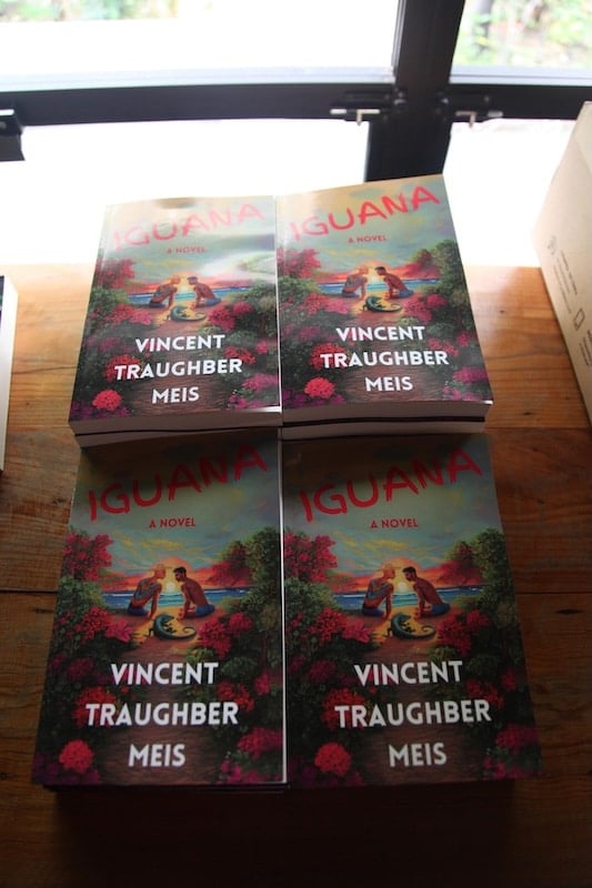 El autor Vincent Traughber Meis celebrando el lanzamiento de su undécima novela, "Iguana".
