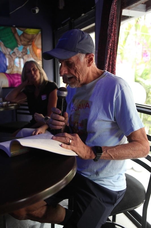 El autor Vincent Traughber Meis celebrando el lanzamiento de su undécima novela, "Iguana".