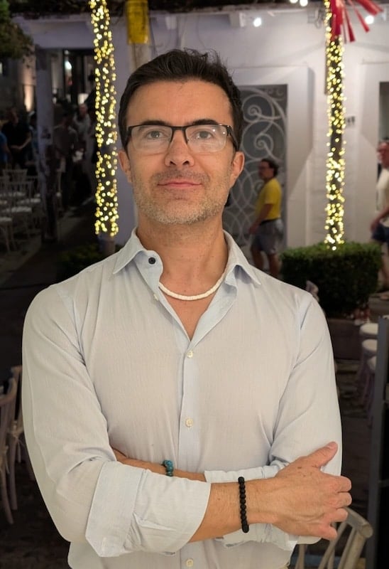 José Parra, subastador y artista de Guadalajara, México