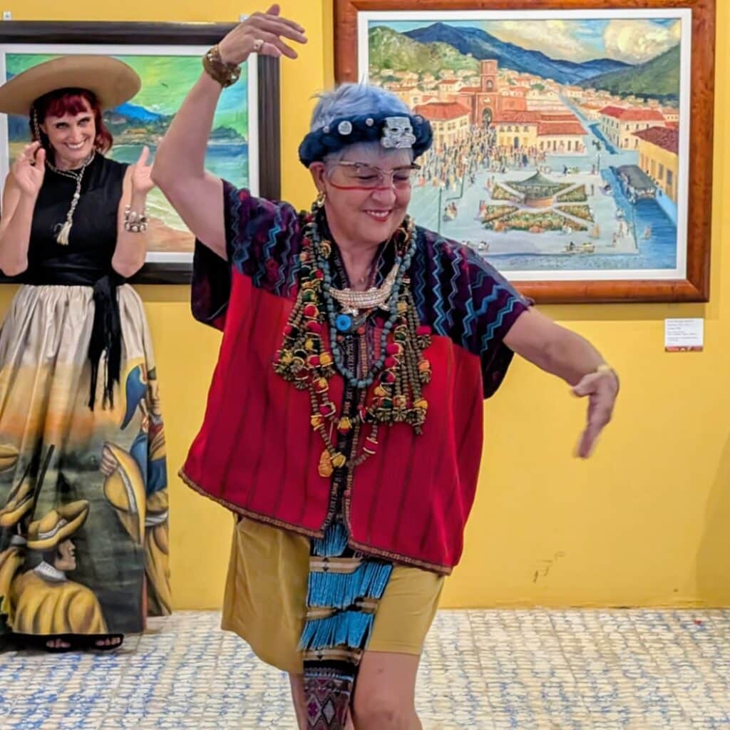 Lydia Damato en modo de modelaje; posteriormente, ella amenizó como la anunciadora de la Lotería Queer.