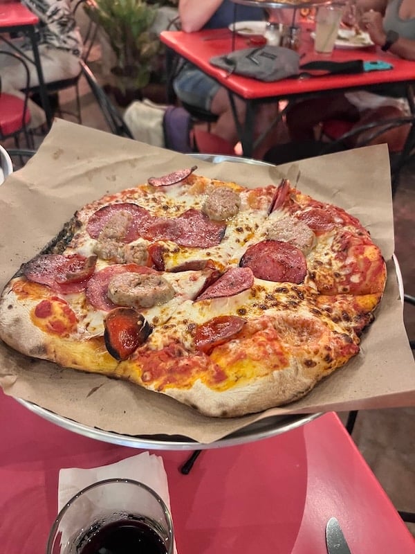 La pizza de carne en el Brick oven.