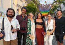 FUTURAMAR brilla: El arte, el orgullo y la comunidad se unen Group Arriving to Futurama